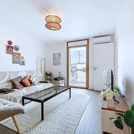With Terrace 100m From Paris