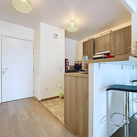 With Terrace 100m From Paris Appartement