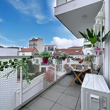With Terrace 100m From Paris Apartament