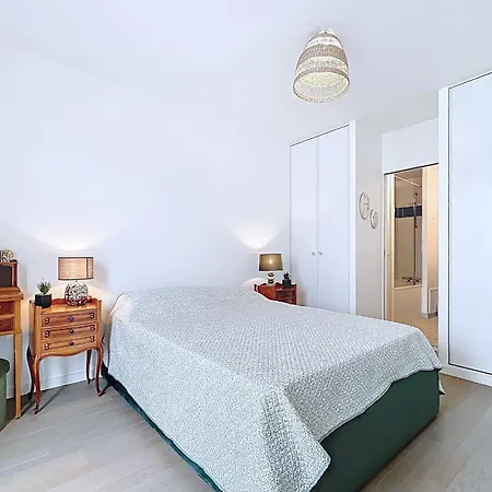 With Terrace 100m From Paris Appartement